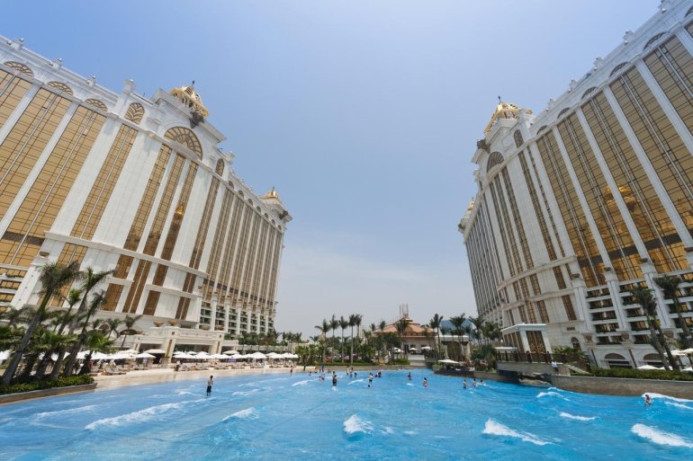 Бассейн у отеля Galaxy Macau в Макао