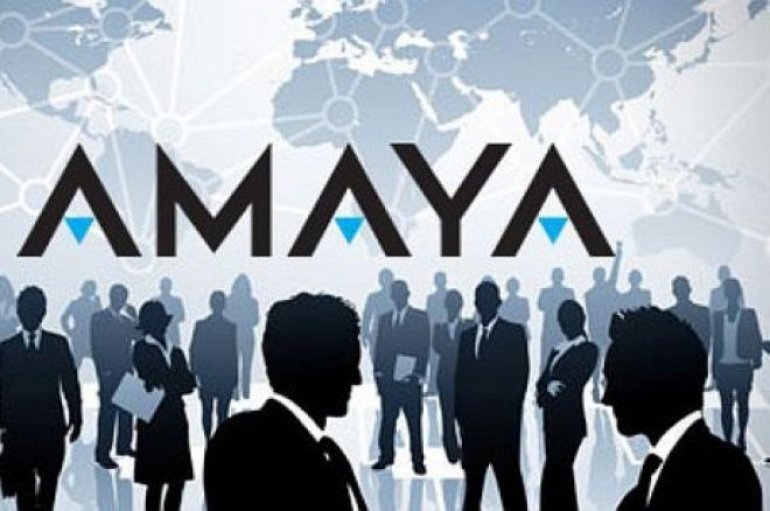 Фирменная надпись Amaya и силуэты людей в черных костюмах